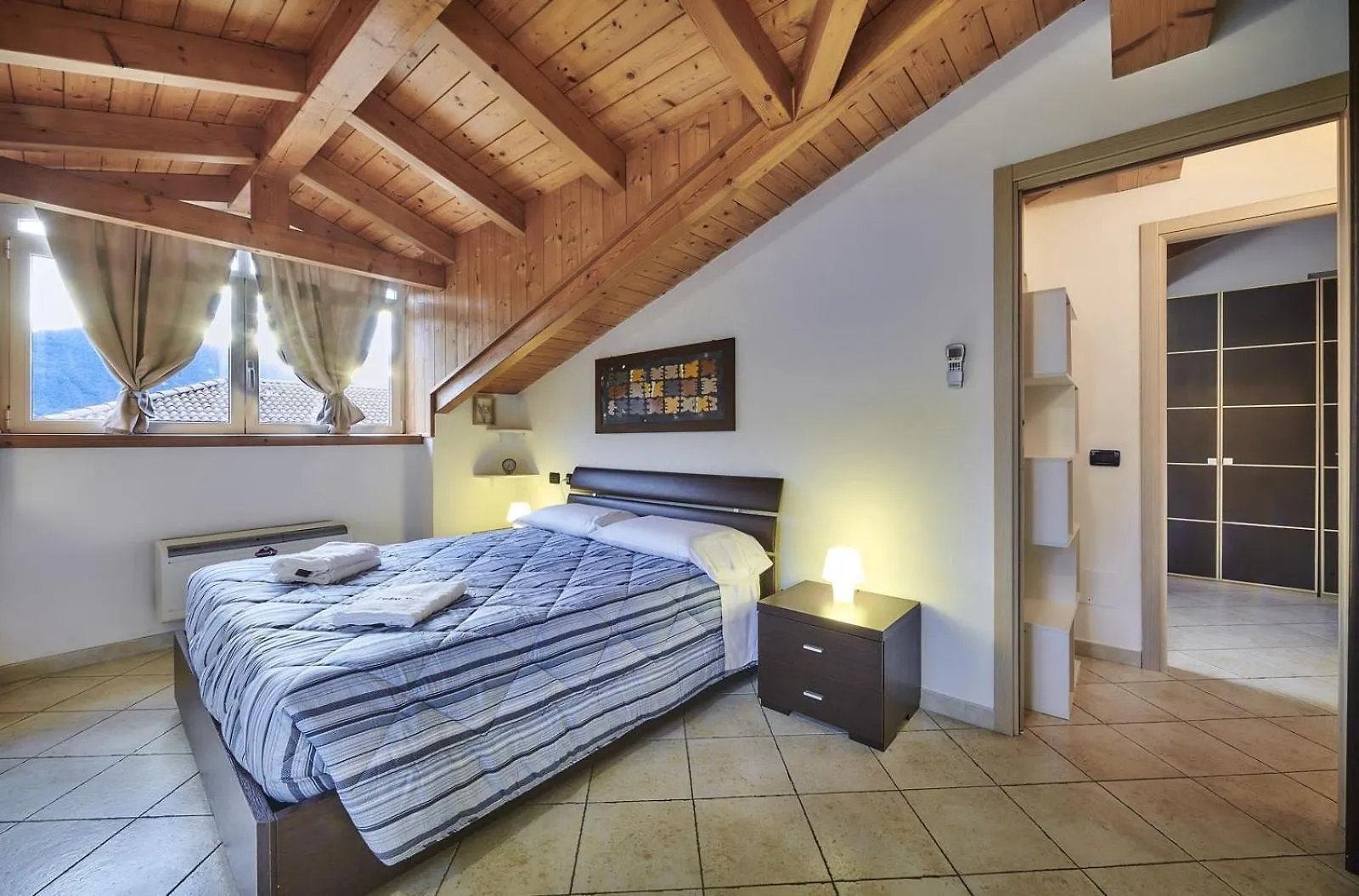 Twins Attic In The Center Lejlighed Lierna 0*,  Italien